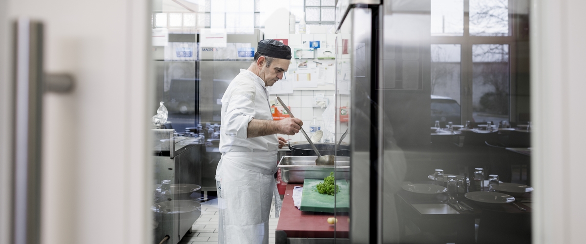 Vollekskichen, CNDS, solidarité, restaurant à égalité de chances, repas équilibrés, lieu de rencontre, éinsertion dans la société, cantine populaire, Comité National de Défense Sociale (CNDS)