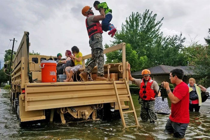 Évacuation des sinistrés de l'ouragan Harvey par la Garde nationale, le 27 août, à Houston.