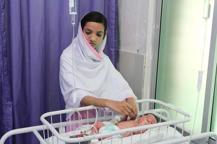 In Pakistan, MSF is looking to move research findings into concrete policy and practice change to reduce health risks for mothers and their newborn babies. Photo : Nasir Ghafoor/MSF