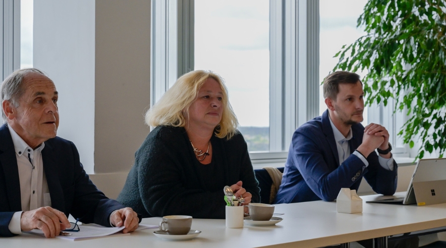Entrevue avec l'APEMH De g. à dr. : Représentants de l'APEMH : Romain Kraemer, président ; Michèle Racké, directrice générale ; Tom Frick, attaché à la direction service infrastructures