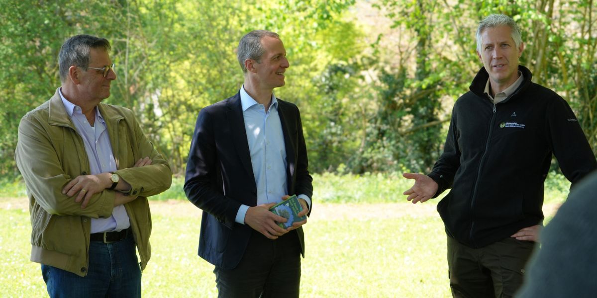 (de g. à dr.) Ari Arrensdorff, 2<sup class="typo_exposants">e</sup> échevin de la commune de Contern ; Serge Wilmes, ministre de l'Environnement, du Climat et de la Biodiversité ; Michel Leytem, directeur de l'administration de la Nature et des Forêts
