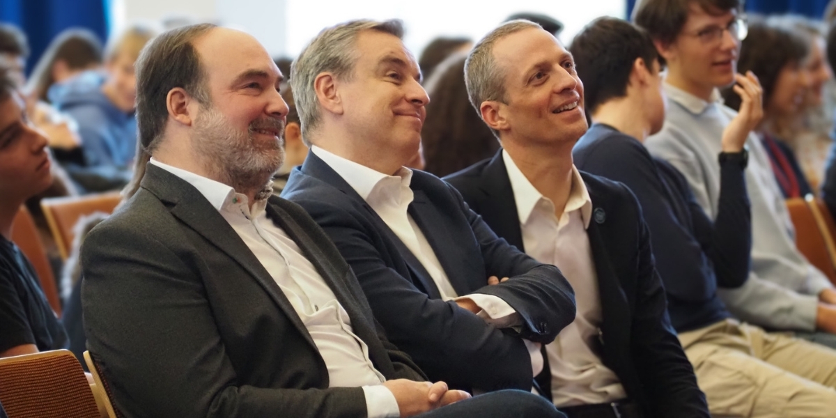 (de g. à dr.) Marc Dosser, directeur adjoint de l'Athenée de Luxembourg ; Claude Meisch, ministre de l'Éducation nationale, de l'Enfance et de la Jeunesse ; Serge Wilmes, ministre de l'Environnement, du Climat et de la Biodiversité