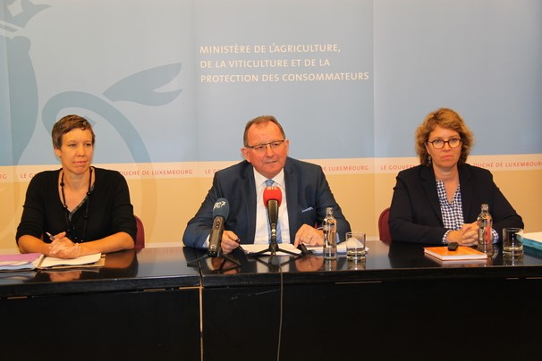 Sur la photo : (de g. à dr.) Jeanne Bormann, ASTA ; Fernand Etgen, ministre de l'Agriculture, de la Viticulture et de la Protection des consommateurs ; Christiane Mangen, ministère de l'Agriculture, de la Viticulture et de la Protection des consommateurs © MAVPC