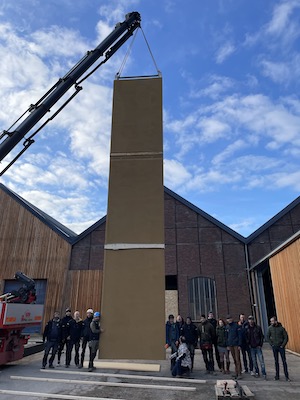 Un module de façade de 12 m de haut (3 étages) lors d'un test de levage, transport et assemblage à Bettembourg