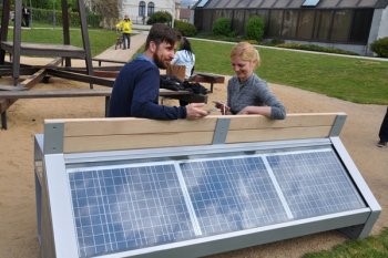 Jaroslav Klusák, responsable de la maîtrise de l'énergie, et Jitka Nesrstová, responsable de projet chez Full Capacity, ont été les premiers à tester le banc solaire.