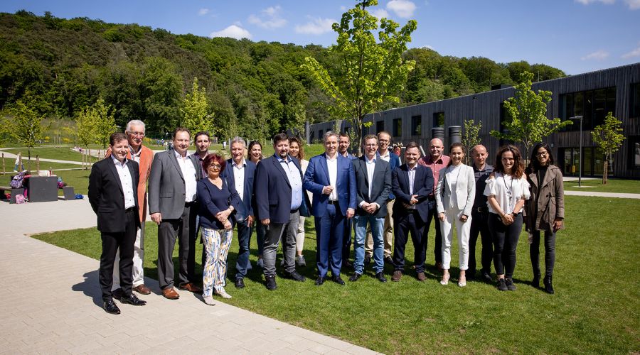 Ministre Claude Meisch entouré de membres du collège des bourgmestre et échevins, de membres du conseil communal, de responsables de l'école, du comité scolaire, ainsi que du nouveau Campus Helperknapp