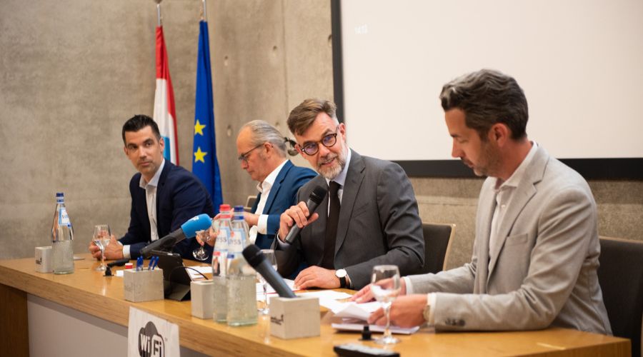 (de g. à dr.) Alexis Sikora, Directeur de l'IFSB ; Claude Turmes, ministre de l'Énergie ; Franz Fayot, ministre de l'Économie ; Christophe Thiry, représentant du Conseil pour le développement économique de la construction (CDEC) et membre de la direction, KARP-KNEIP Constructions SA.