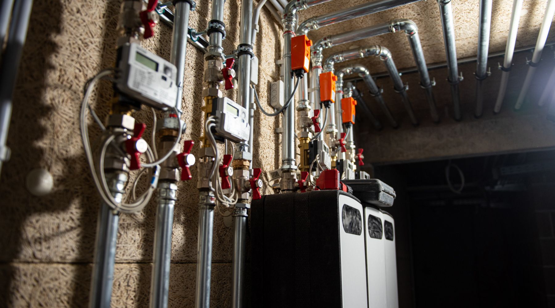 Système de distribution d'énergie et pompes Meibes - Valves, pots de décantation, compteurs de chaleur et raccordements