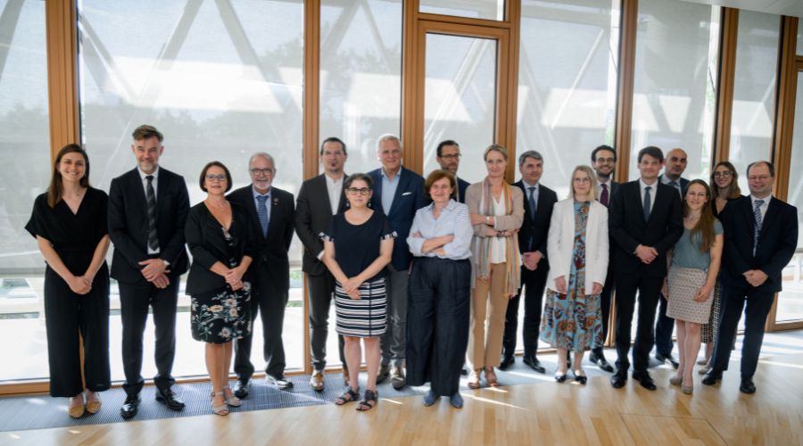 (de g. à dr.) Camilla Gino, Mandate officer, BEI Monde ; Franz Fayot, ministre de la Coopération et de l'Action humanitaire ; Yuriko Backes, ministre des Finances ; Werner Hoyer, président de la Banque européenne d'investissement ; Arsène Jacoby, membre du conseil d'administration de la BEI, directeur « Affaires multilatérales, développement et compliance » au ministère des Finances ; Geneviève Hengen, directrice adjointe, Direction de la Coopération au développement et de l'Action humanitaire ; Kris Peeters, vice-président de la Banque européenne d'investissement ; n.c. ; Jesper Persson, Head of Division Co-Financing and Partnerships, BEI Monde ; Barbara Balke, secrétaire générale de la Banque européenne d'investissement ; Lionel Rapaille, directeur, Enlargement and Neighbourhood Department, BEI Monde ; Agata Idar, cheffe d'unité Trust Funds & Financing Partnerships, BEI Monde ; Pablo Sanchez-Iglesias, Head of Unit and Senior Counsel, Banque européenne d'investissement ; Paul Weber, desk Finance inclusive, Direction de la coopération au développement et de l'action humanitaire ; Sami Masri, Direction « Affaires multilatérales, développement et compliance » au ministère des Finances ; Mélanie Mazier, Donor Relations, BEI Monde ; Begoña Aranguren, counsel, Banque européenne d'investissement ; Miguel Marques, conseiller, Direction « Affaires multilatérales, développement et compliance » ministère des Finances