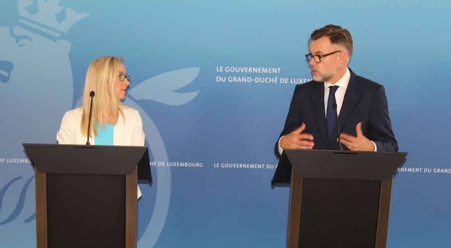 (de g. à dr.) Anja Nitzsche, responsable de la division des partenariats et de la mobilisation des ressources d'OCHA ; Franz Fayot, ministre de la Coopération et de l'Action humanitaire