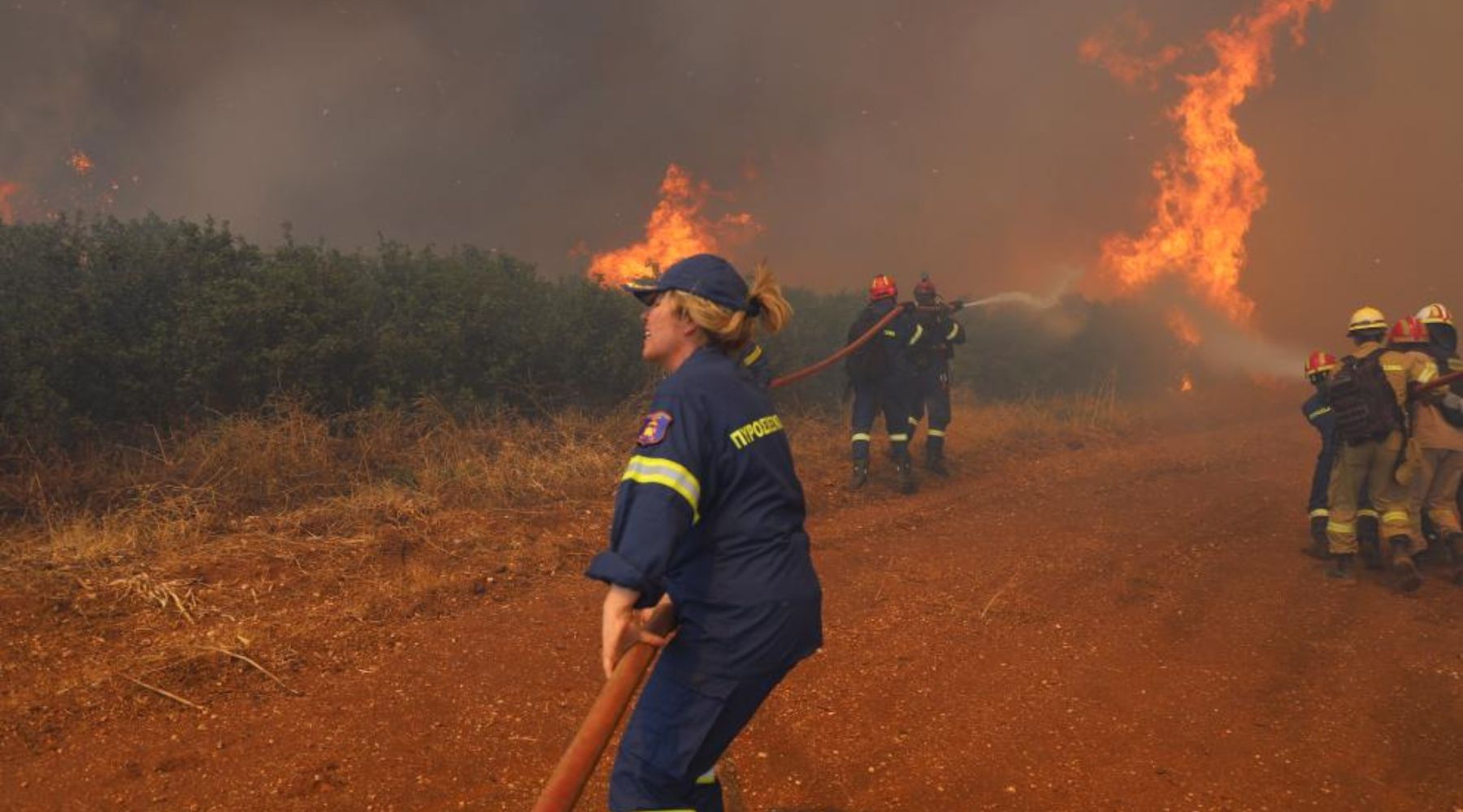 Pompiers en action lors des gigantesques feux grecs en 2023
