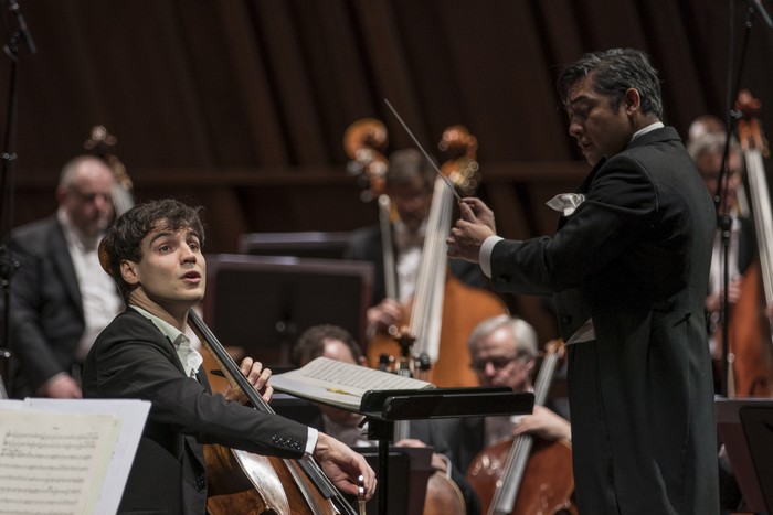 Le violoncelliste Victor Julien-Laferrière et le chef d'orchestre Adrian Prabava. copyright : Philharmonie / Alfonso Salgueiro Lora