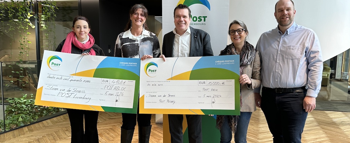 Anne Muller, stagiaire Stëmm vun der Strooss ; Alexandra Oxacelay, directrice de la Stëmm vun der Strooss ; Claude Strasser, directeur général de POST Luxembourg ; Isabelle Faber, directrice Ressources humaines, Relations publiques & RSE de POST Luxembourg ; Claude Balthasar, chef du service POST Philately.