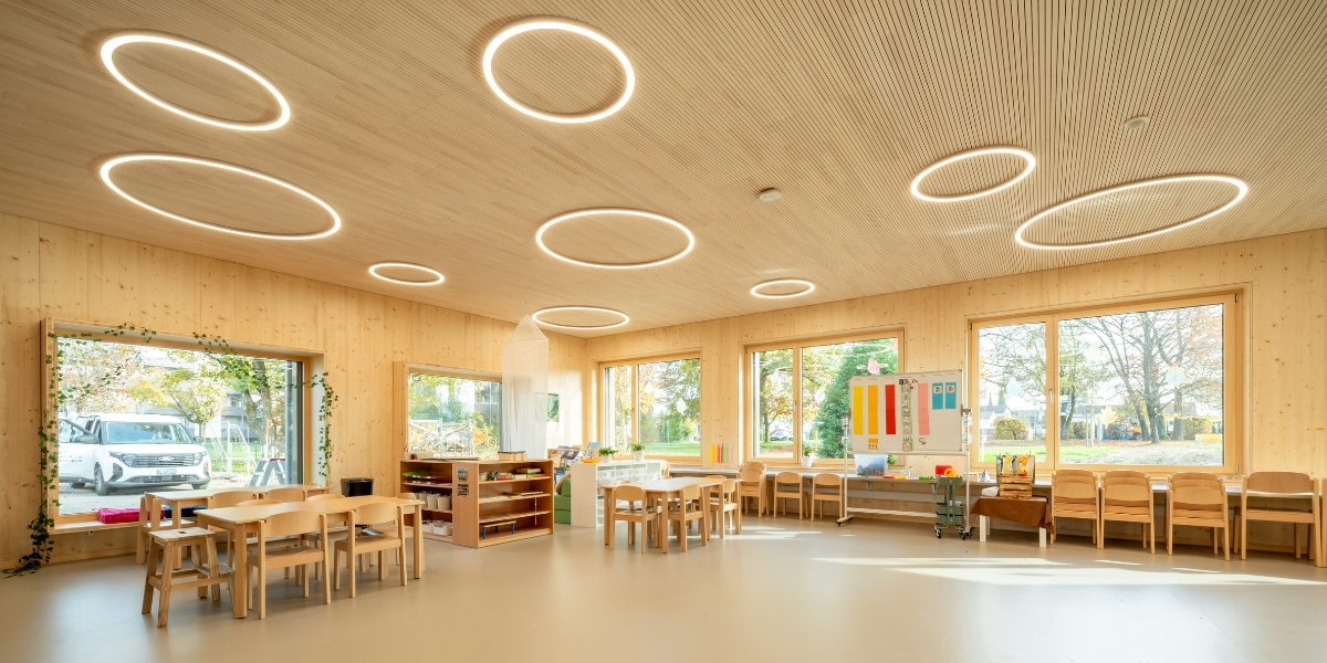 La maison relais de la commune suisse de Buchs est l'un des premiers projets à avoir été réalisé en construction hybride en bois. Le bois a également été intégré de manière conséquente dans l'aménagement intérieur.