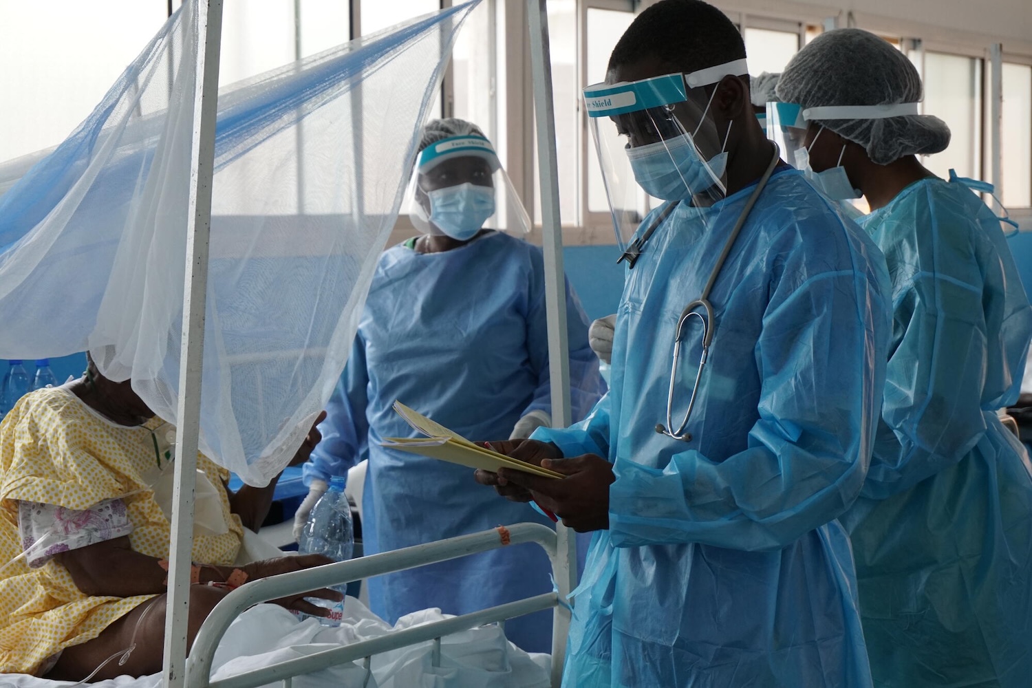 À Yaoundé, les équipes de MSF ont pris en charge les patients infectés à l'hôpital de Djoungolo, où Epicentre a également mené des activités de recherche opérationnelle sur l'efficacité des tests de dépistage, en partenariat avec le centre national des opérations d'urgence. Cameroun, 2021