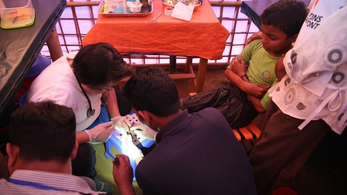 Un médecin MSF soigne un jeune réfugié Rohingya dans la clinique du camp de Tasnimarkhola, au Bangladesh. © Mohammad Ghannam/MSF