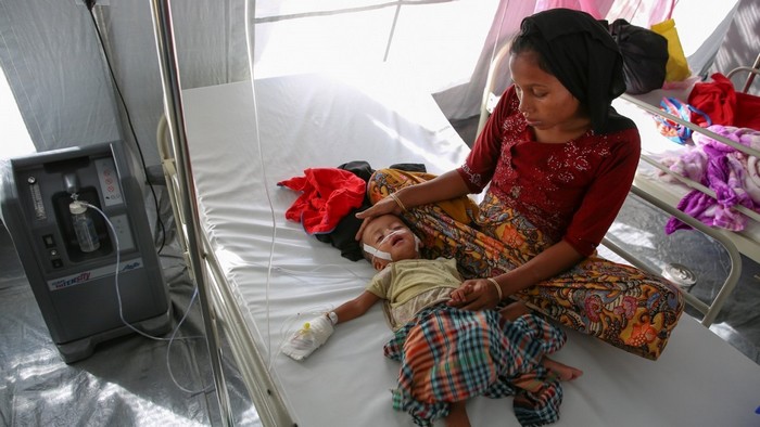 Romina, 18 mois, est traitée dans une clinique MSF. Elle a de la fièvre, de la toux et un essoufflement sévère. Sa famille est arrivée au Bangladesh en septembre 2017. © Mohammad Ghannam/MSF