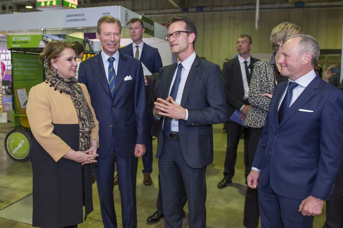 LLAARR le Grand-Duc et la Grande-Duchesse sont accueillies au pavillon de la Chambre de Commerce par le vice-président Fernand Ernster et le directeur général Carlo Thelen