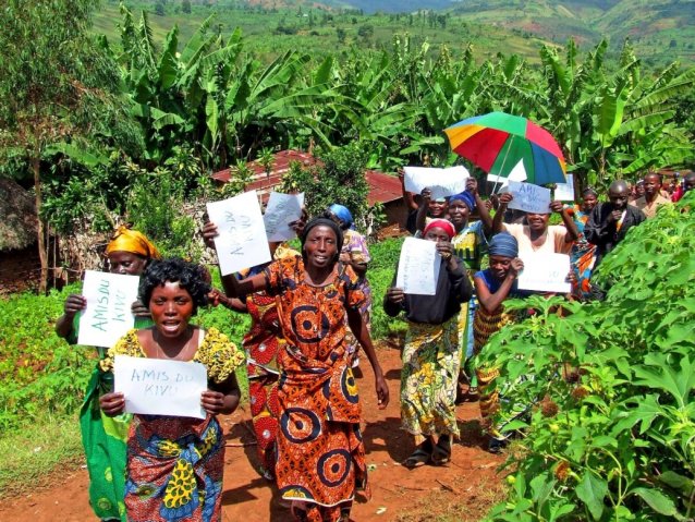« Amis du Kivu » - une ONG pas comme les autres. D'après son secrétaire général, « les paysans ont besoin des outils de production pour cultiver leurs champs, non pas de nourriture tombée du ciel qui les installe dans la dépendance de l'aide extérieure ! ».