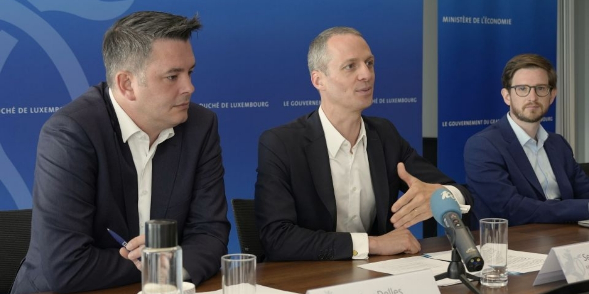 Lex Delles (ministre de l'Économie, des PME, de l'Énergie et du Tourisme), Serge Wilmes (ministre de l'Environnement, du Climat et de la Biodiversité) et Xavier Hansen (ministère de l'Économie)