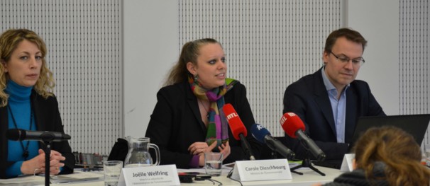 De g. à dr. : Joëlle Welfring, directrice adjointe Administration de l'environnement ; Carole Dieschbourg, ministre de l'Environment ; Olaf Munichsdorfer © MDDI