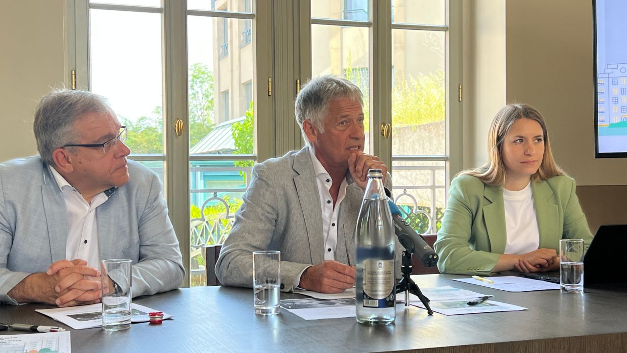 (de g. à dr.) François Sauber, bourgmestre de la commune de Walferdange ; Henri Kox, ministre du Logement ; Jessie Thill, 2<sup class="typo_exposants">e</sup> échevine