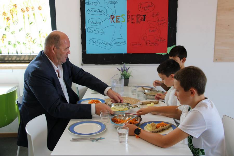 (de g. à dr.) Claude Haagen, ministre de l'Agriculture, de la Viticulture et du Développement rural ; enfants de la maison relais de Contern