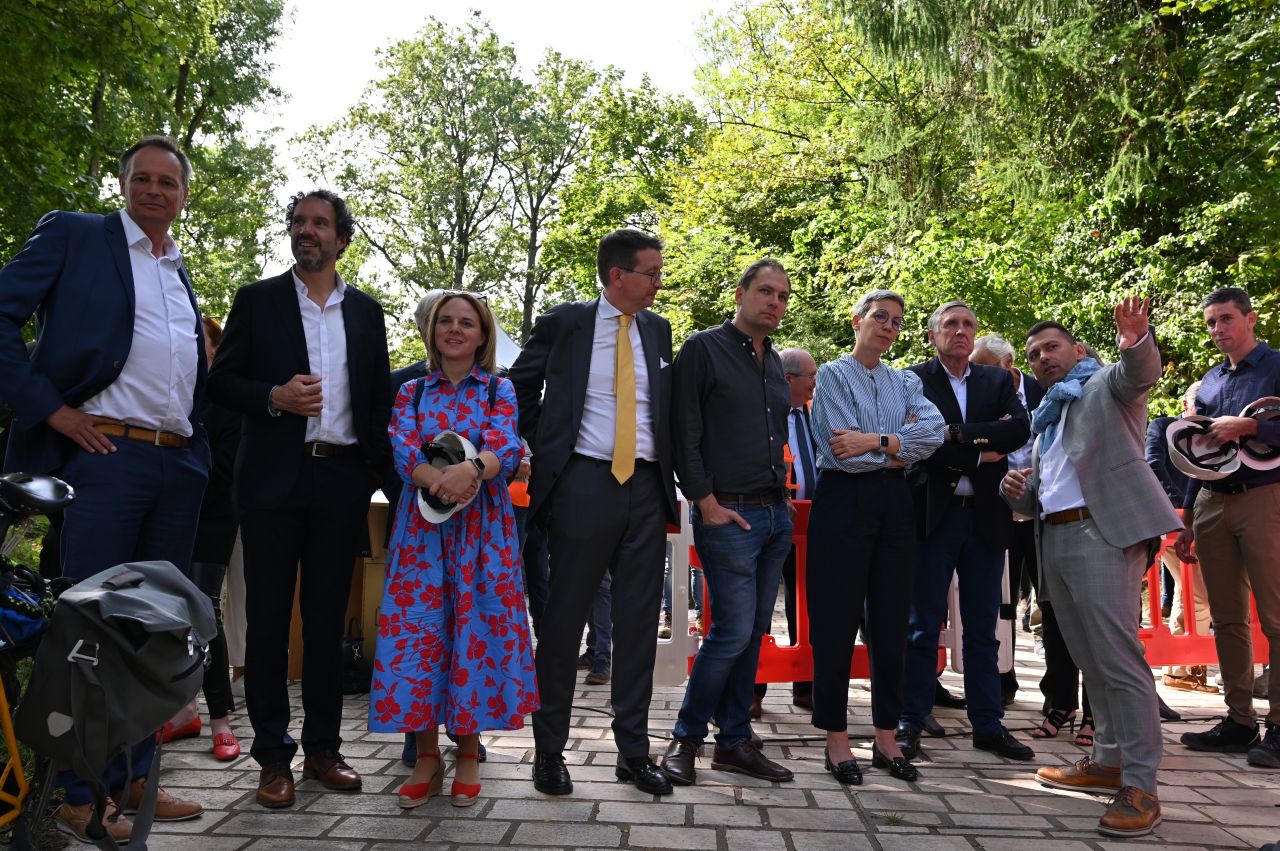 (de g. à dr.) Marc Widong, directeur du Fonds Kirchberg ; Paul Galles, échevin de la Ville de Luxembourg ; Corinne Cahen, échevine de la Ville de Luxembourg ; Maurice Bauer, échevin de la Ville de Luxembourg ; François Benoy, député ; Sam Tanson, ministre de la Culture ; François Bausch, Vice-Premier ministre, ministre de la Mobilité et des Travaux publics ; Frédéric De Oliveira, Administration des ponts et chaussées ; Laurent Didier, Administration des ponts et chaussées