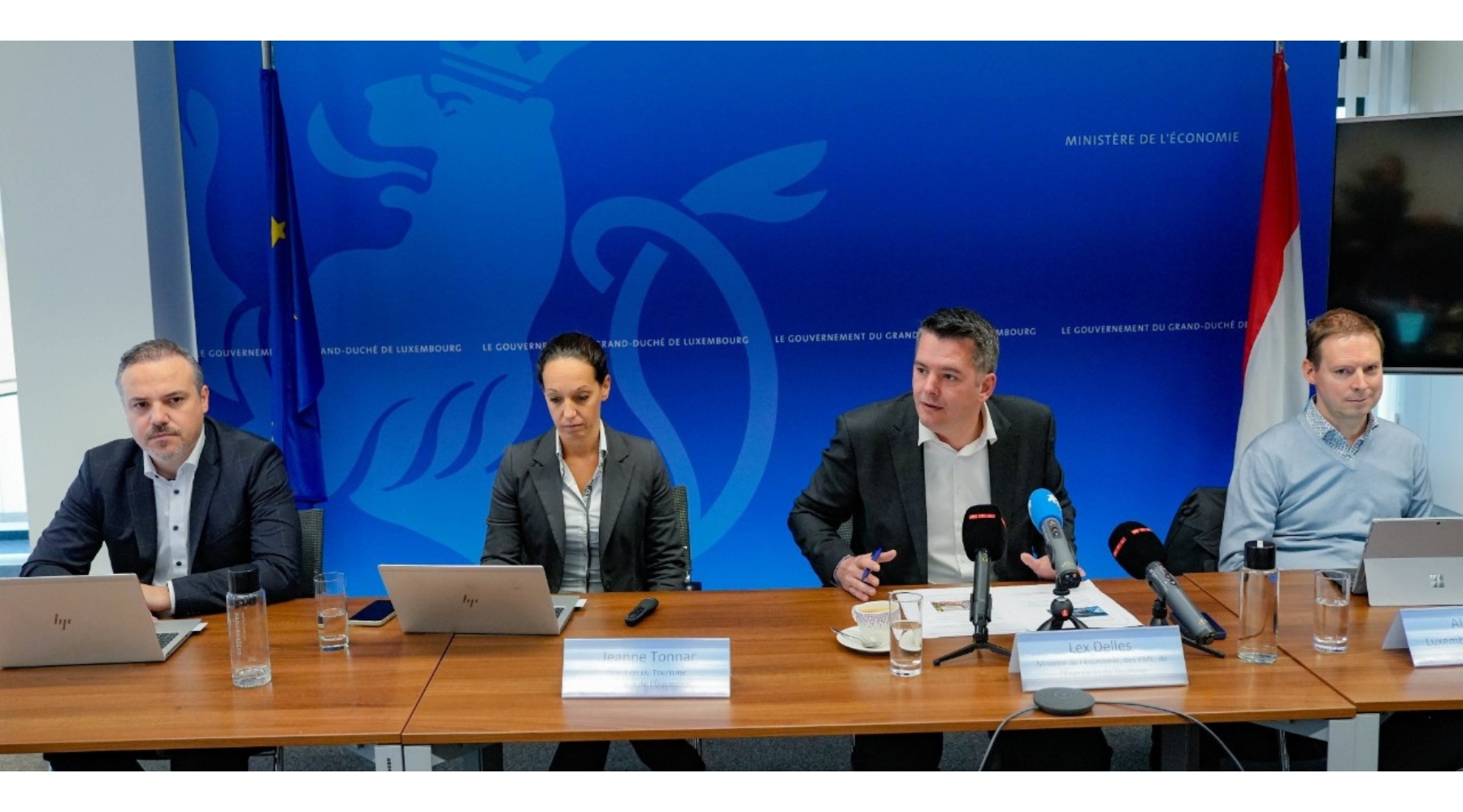 Luis Soares (conseiller au sein de la Direction du tourisme du ministère de l'Économie), Jeanne Tonnar (en charge de la Direction générale du tourisme du ministère de l'Économie), Lex Delles (ministre de l'Économie, des PME, de l'Énergie et du Tourisme) et Alain Krier (Head of Insights & Strategy, Luxembourg For Tourism)
