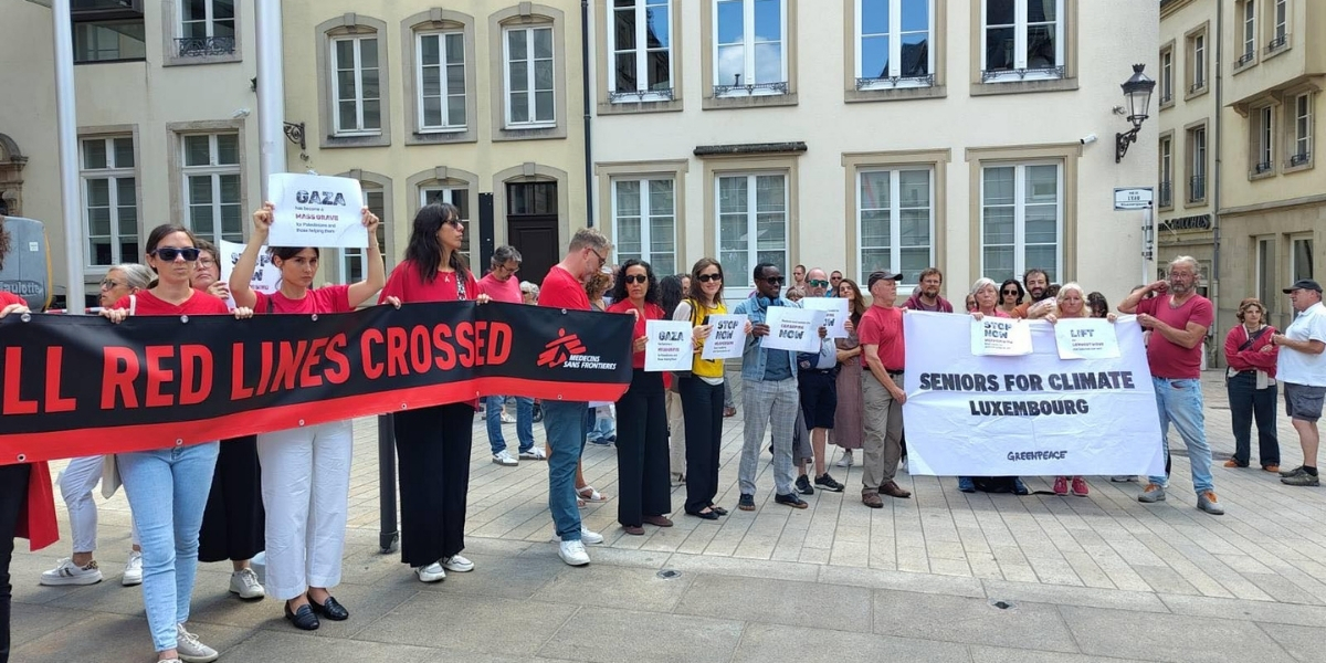Une représentation des acteurs humanitaires luxembourgeois — incluant Handicap International, Amnesty International, CARE Luxembourg, Médecins du Monde et Greenpeace Luxembourg — a mené ce lundi une action publique devant la Chambre
