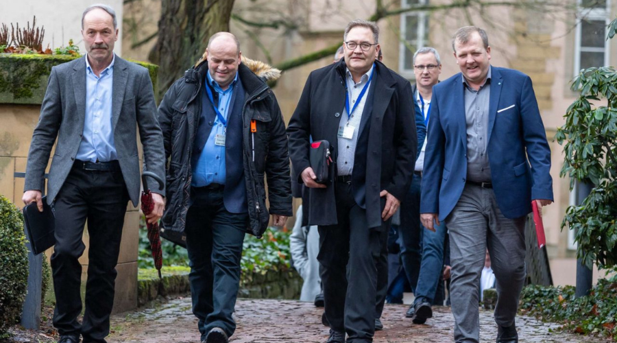 (de g. à dr.) Paul Funck (vice-président du comité de direction, Chambre d'agriculture), Louis Boonen (membre du comité de direction, Chambre d'agriculture), Guy Krier (président de l'Organisation professionnelle des vignerons indépendants (O.P.V.I.), Privatwënzer), Pol Gantenbein (secrétaire général, Chambre d'agriculture) et Jean-Claude Muller (président de la Fédération Horticole Luxembourgeoise (FHL), Lëtzebuerger Landesuebstbauveräin a.s.b.l. (LUV))