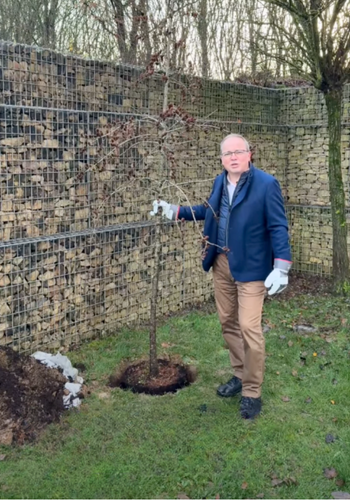 Dans le cadre du #BamChallenge, Laurent Zahles, PDG de Banque Raiffeisen a planté le 27.393<sup class="typo_exposants">e</sup> arbre de l'année.