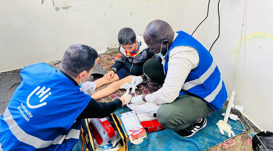 Fouad, 9 ans, a été blessé lors du bombardement. Il a été opéré à la jambe. Les conditions de vie dans le camp de déplacés ont aggravé ses blessures, entraînant une infection etla nécessité d'une nouvelle intervention chirurgicale. Autrefois actif, aimant le football et le vélo, Fouad a maintenant toujours peur et fait des cauchemars.Il veut rentrer chez lui. © S. Hejji – HQ / HI