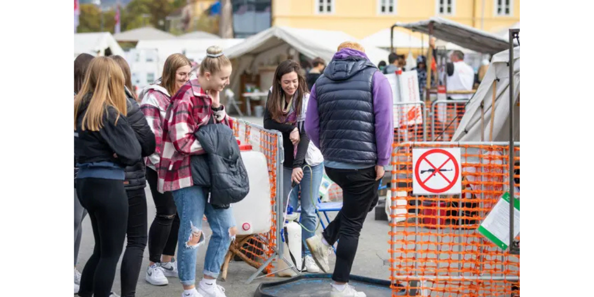 L'infirmière Amanda Egger accueille des lycéens qui visitent l'exposition MSF à Graz, Autriche, octobre 2025.