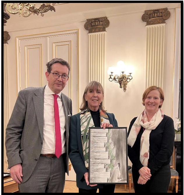 Remise d'une œuvre de Lunessa à la Bourgmestre de la Ville de Luxembourg.
