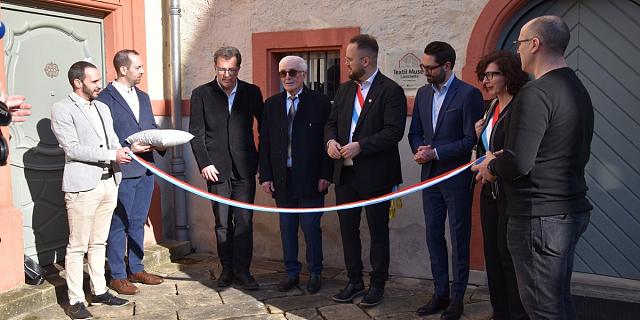 Le Textil Musée Larochette a été inauguré en présence d'Éric Thill (ministre de la Culture), de Mirko Martellini (bourgmestre de Larochette), de Jean-Louis Zeien (président de l'ONG Fairtrade Lëtzebuerg), de Pierre Wies (bourgmestre honoraire), de Monsieur Ginter et de sa famille, des Amis du vieux Larochette, des membres du collège échevinal et du conseil communal.