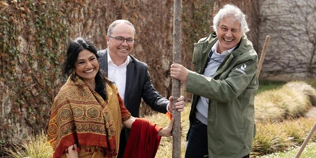 Runa Khan (ONG Friendship Luxembourg), Laurent Zahles (Banque Raiffeisen) et Patrick Losch (Fondation Hëllef fir d'Natur de natur&ëmwelt).