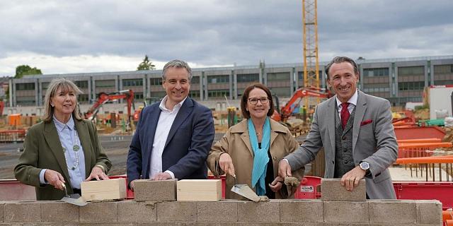 (de g. à dr.) Lydie Polfer (bourgmestre de la Ville de Luxembourg), Claude Meisch (ministre de l'Éducation nationale, de l'Enfance et de la Jeunesse), Yuriko Backes (ministre de la Mobilité et des Travaux publics) et Mike Borschette (directeur du Lycée de Bonnevoie)