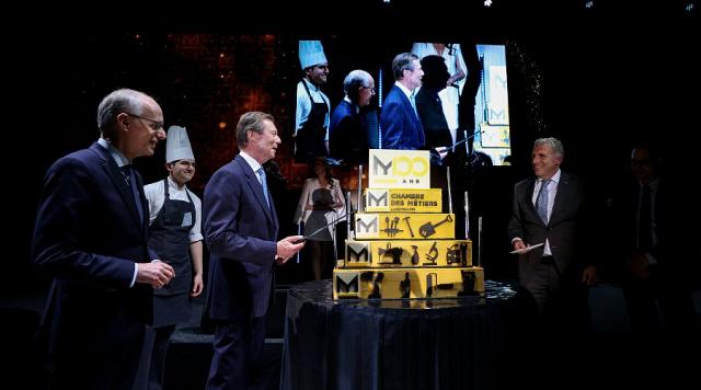 Luc Frieden, S.A.R. le Grand-Duc Henri et Tom Oberweis ont découpé le gâteau du centenaire
