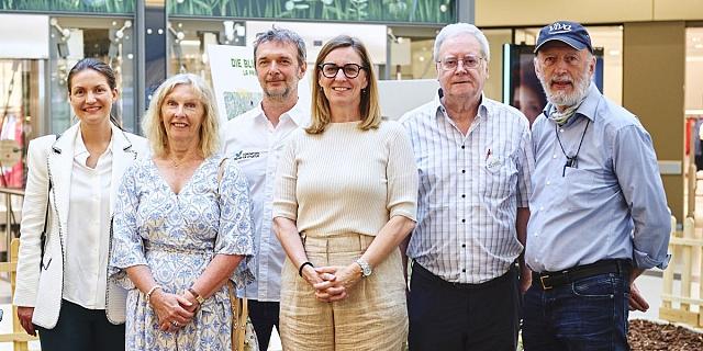 gauche à droite : Cathy Leesch (Cactus S.A.), Karin Pütz (Fondation Hëllef fir d'Natur), Frank Thielen (Fondation Hëllef fir d'Natur), Véronique Schmitt (cactus S.A.), Claude Meisch (Fondation Hëllef fir d'Natur) et Jim Schmitz (Fondation Hëllef fir d'Natur).