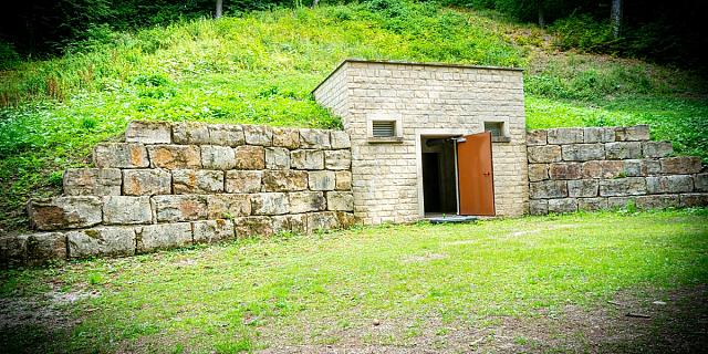Au-delà de cette porte, vous plongez vers l'une des nombreuses sources de captage luxembourgeoises.