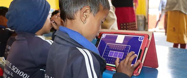 Au Népal, Magrid a rejoint les écoles, pour le bonheur des enfants, qui apprennent en s'amusant