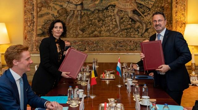 Signature du Mémorandum d'entente pour l'échange de diplomates entre Hadja Lahbib et Xavier Bettel.