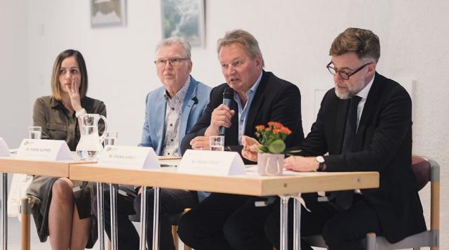 Ariane Bouvy (Commune de Wiltz - Service Economie Circulaire), Pierre Koppes (Président Syndicat Salzbaach Wiltz-Winseler, échevin), Fränk Arndt (Bourgmestre Commune de Wiltz), Franz Fayot (Ministre de l'Economie).