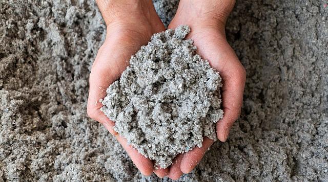 Gros plan sur un isolant en cellulose respectueux de l'environnement