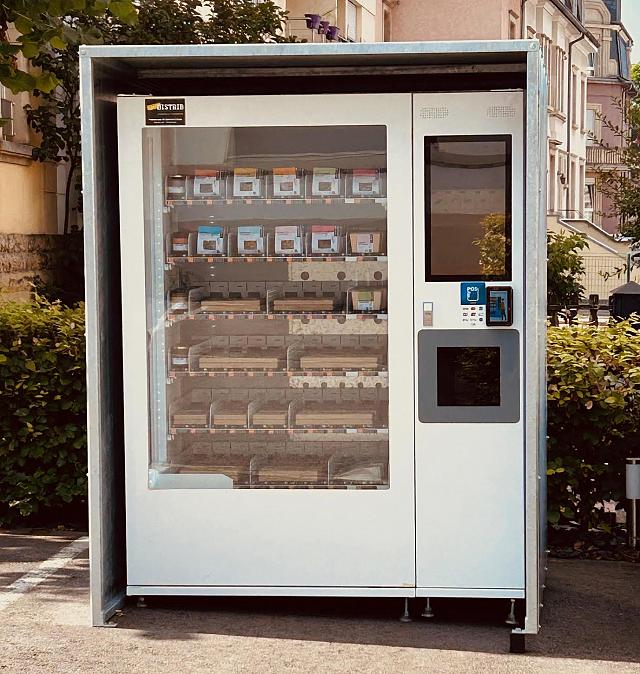 Le distributeur est situé à l'entrée du parking du Bar à chocolats au 50, route de Diekirch à Walferdange