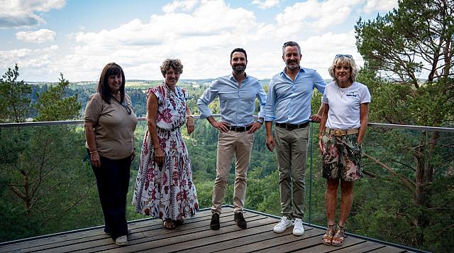 (de g. à dr.) Diana Van Bosveld, Camping Martbusch ; Stéphanie Hein, présidente du Syndicat d'Initiative et de Tourisme Berdorf ; Eric Thill, ministre délégué au Tourisme ; Joe Nilles, bourgmestre de la commune de Berdorf ; Marianne Origer, ORT Mullerthal