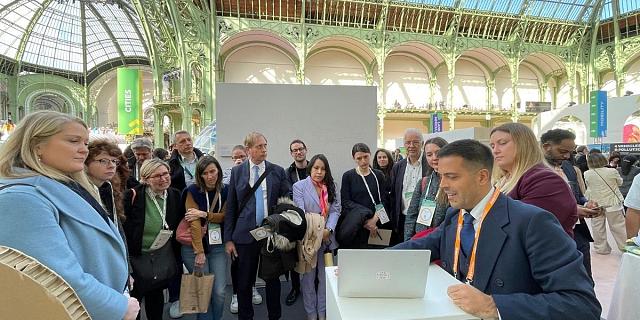 Alessandro Scioli, de la start-up WEO, présente son concept à la délégation luxembourgeoise.