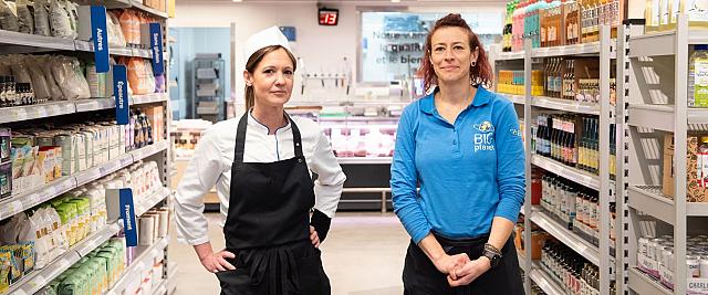 Martine Ricquebourg, employée polyvalente et Amandine Rzepa, gérante du magasin