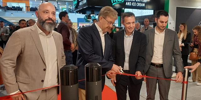 Patrick Barile (directeur du Delhaize Pommerloch), Romain Schroeder (Bourgmestre de Winseler), Xavier Piesvaux (CEO Delhaize Belgique et Luxembourg) et Nicolas Gueuzurian (nouveau Country Director Delhaize Luxembourg).